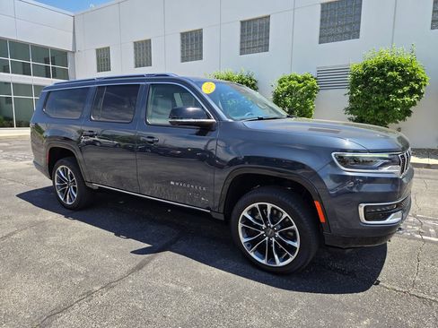 Used 2024 Jeep Wagoneer L Series III w/ Premium Group I AWD/4WD image 4