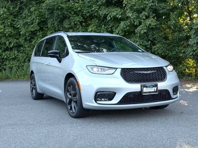 New 2026 Chrysler Pacifica Select w/ S Appearance Package AWD/4WD image 1