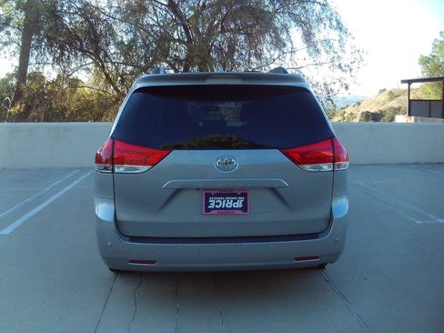 Used 2012 Toyota Sienna XLE w/ Premium Pkg FWD image 4