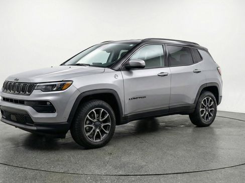 Used 2025 Jeep Compass Trailhawk image 3