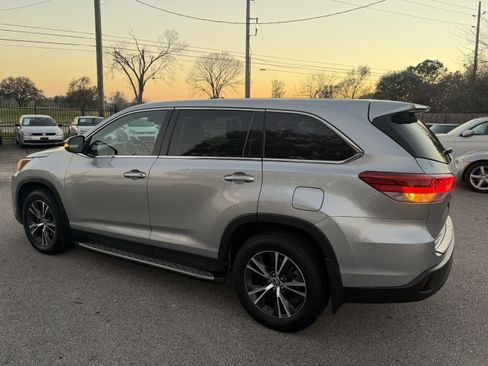 Used 2019 Toyota Highlander LE image 14