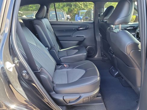 Used 2023 Toyota Highlander XSE FWD image 12