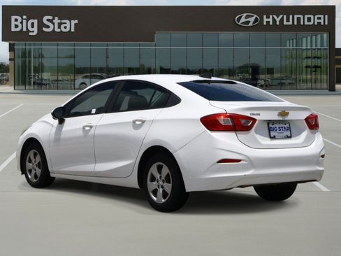Used 2018 Chevrolet Cruze LS FWD image 3