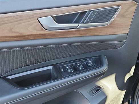 Used 2025 Volkswagen Atlas SE image 11