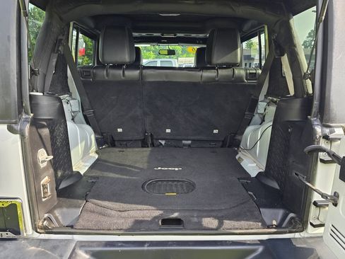 Used 2016 Jeep Wrangler Unlimited Rubicon AWD/4WD image 11