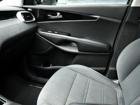 Used 2019 Kia Sorento LX image 28