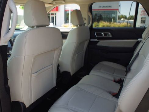 Used 2019 Ford Explorer Limited w/ Limited Luxury Package image 12