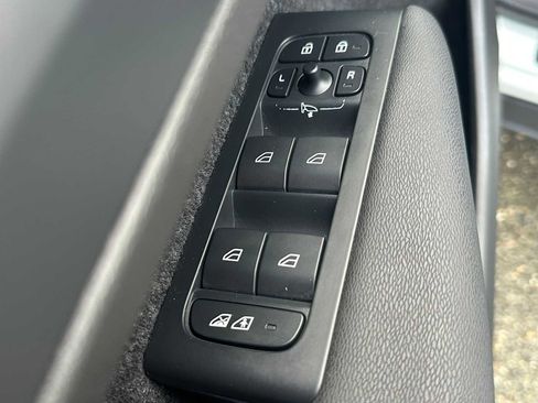 Certified 2023 Volvo XC40 Recharge Ultimate image 21