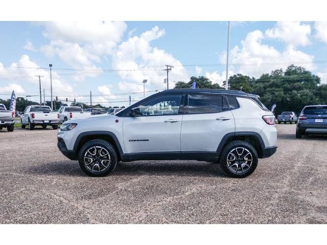 Used 2025 Jeep Compass Trailhawk AWD/4WD image 2