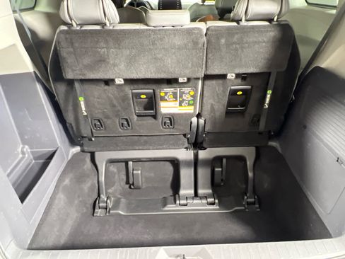 Used 2022 Toyota Sienna Limited FWD image 6