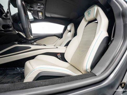 Used 2025 Lamborghini Revuelto image 41