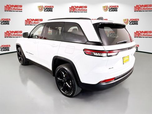 Used 2023 Jeep Grand Cherokee Altitude image 2
