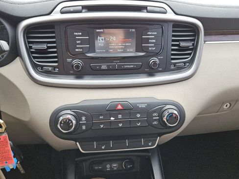 Used 2016 Kia Sorento LX w/ LX Convenience Package image 8