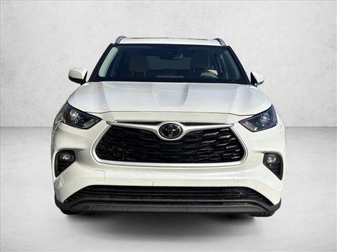 Used 2023 Toyota Highlander XLE image 2