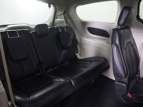 Used 2024 Chrysler Pacifica Touring-L image 32