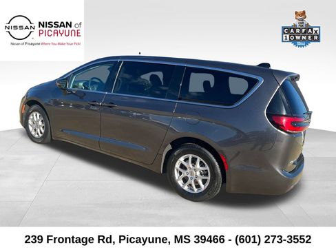 Used 2023 Chrysler Pacifica Touring-L image 3