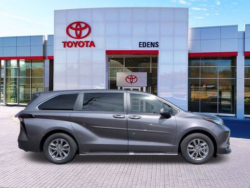 Used 2023 Toyota Sienna XLE image 2