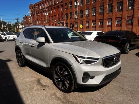 Used 2024 Volvo XC40 B5 Plus w/ Protection Package Premier AWD/4WD image 3