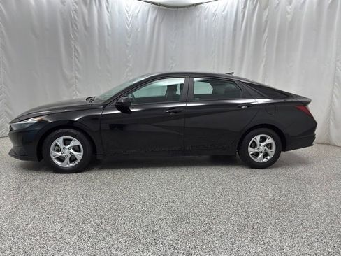 Used 2022 Hyundai Elantra SE FWD image 5