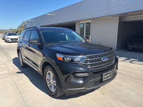 Used 2024 Ford Explorer XLT image 3