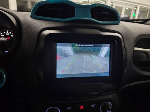 Used 2018 Jeep Renegade Latitude FWD image 23