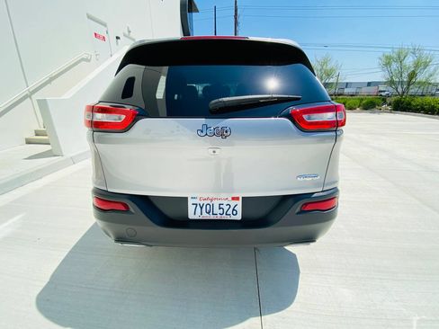 Used 2017 Jeep Cherokee Latitude FWD image 12