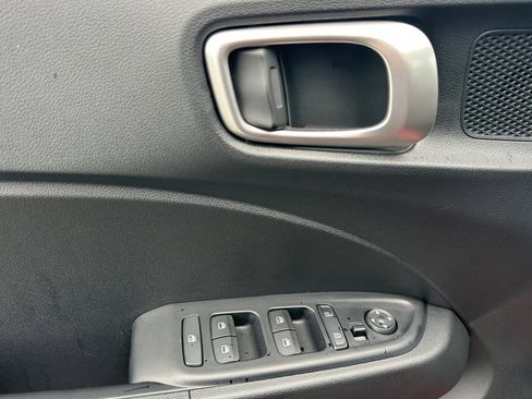 Used 2025 Hyundai Venue SEL image 11