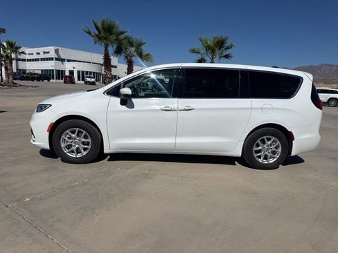 Certified 2023 Chrysler Pacifica Touring-L image 2