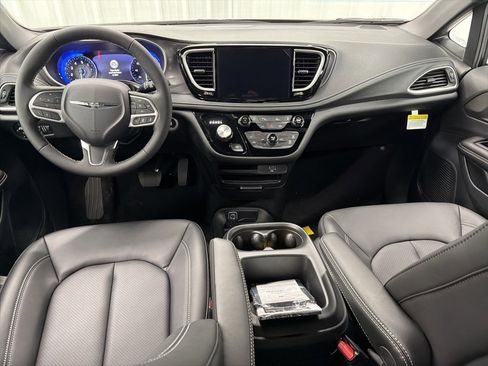 New 2026 Chrysler Pacifica Select image 13