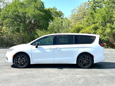 New 2026 Chrysler Pacifica Select FWD image 12