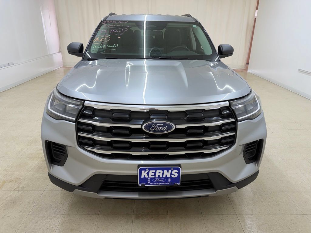 Used 2025 Ford Explorer Active AWD/4WD image 9