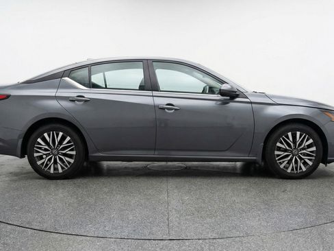 Used 2025 Nissan Altima 2.5 SV image 11