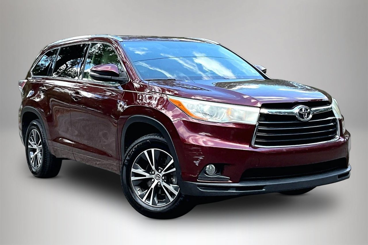 Used 2016 Toyota Highlander XLE FWD image 2