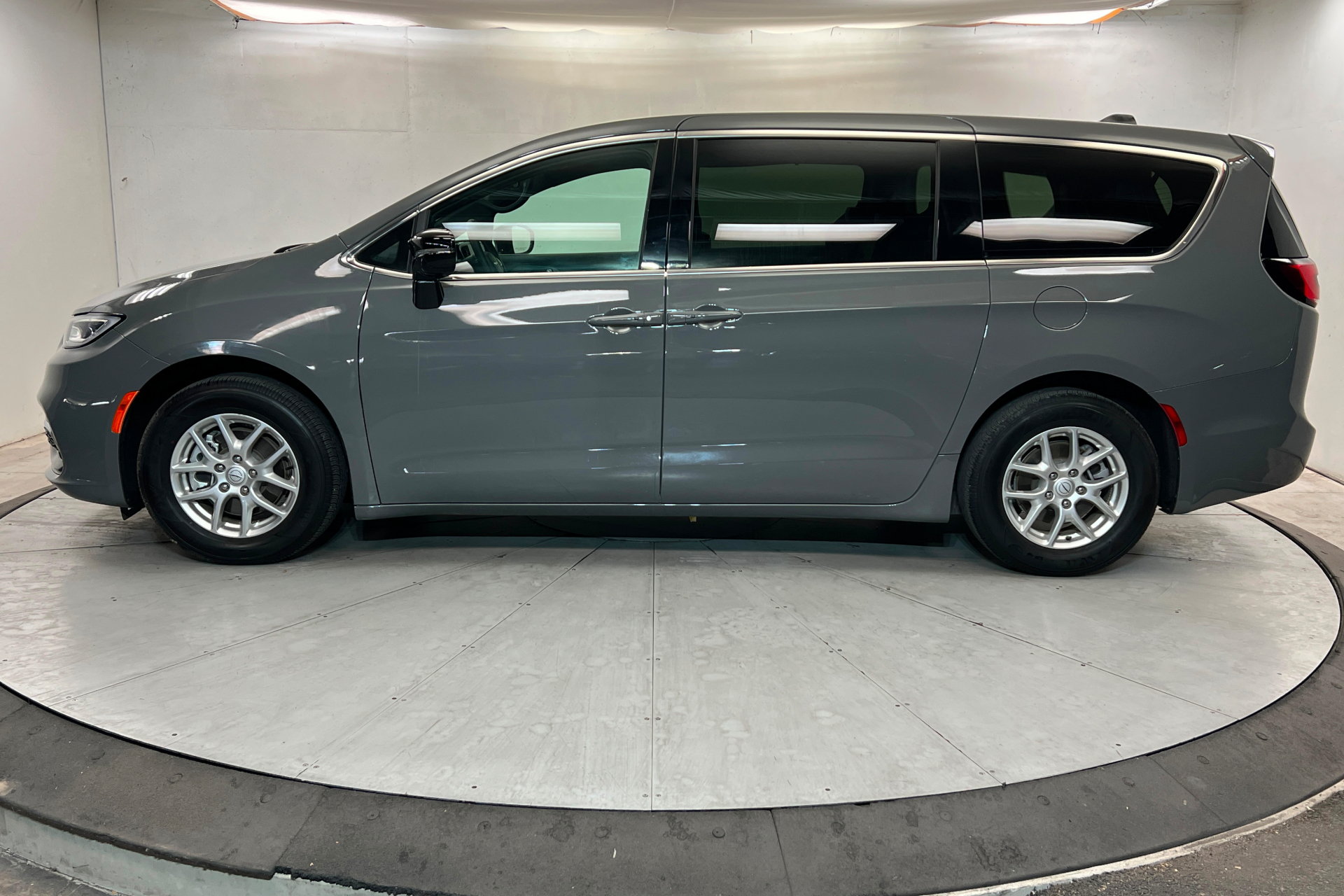 Used 2025 Chrysler Pacifica Select FWD image 2