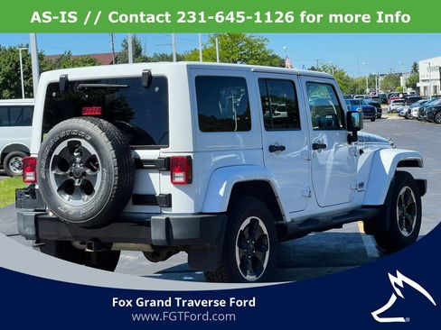 Used 2014 Jeep Wrangler Unlimited Sahara w/ Dual Top Group AWD/4WD image 9