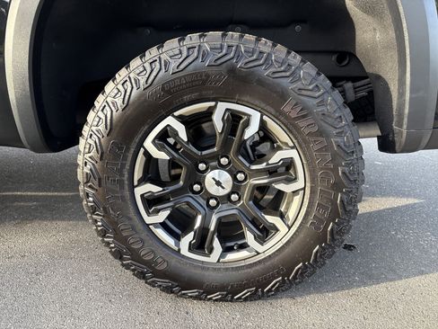 Used 2025 Chevrolet Silverado 1500 ZR2 w/ Technology Package AWD/4WD image 13