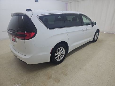 Used 2023 Chrysler Pacifica Touring-L image 16