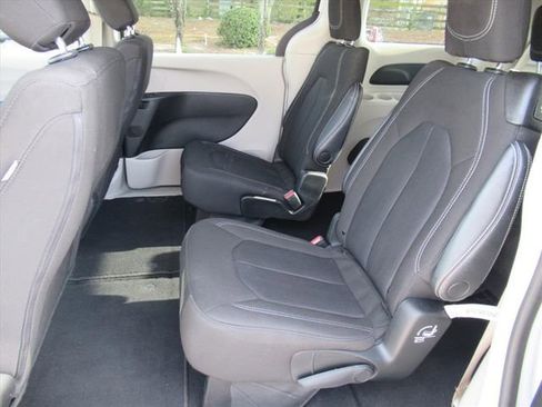 Used 2023 Chrysler Voyager LX image 26