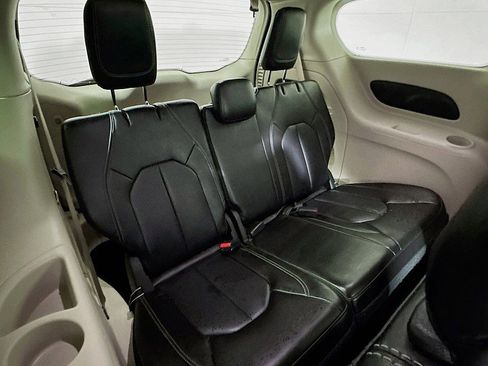 Used 2023 Chrysler Pacifica Touring-L image 26