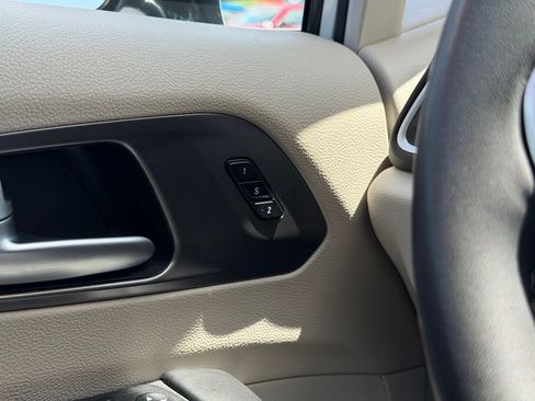 Used 2024 Chrysler Pacifica Touring-L FWD image 12