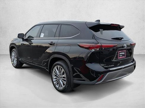 New 2026 Toyota Highlander Platinum image 9