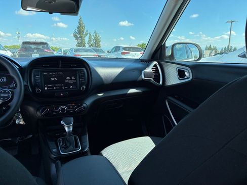 Used 2025 Kia Soul LX w/ LX Technology Package FWD image 33