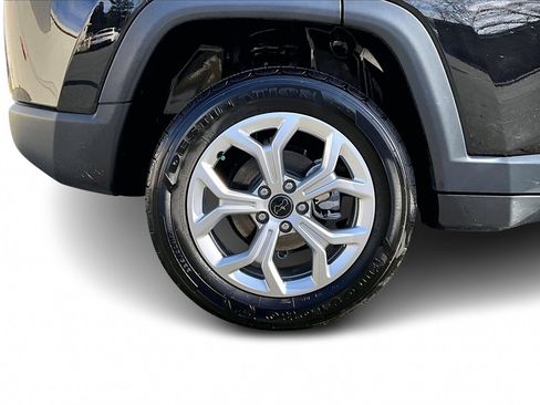 Certified 2025 Jeep Compass Latitude image 33