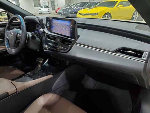 Used 2022 Lexus ES 300h Ultra Luxury w/ Accessory Package 2 image 15