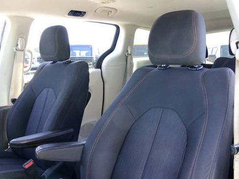 Used 2017 Chrysler Pacifica Touring w/ Tire & Wheel Group image 10