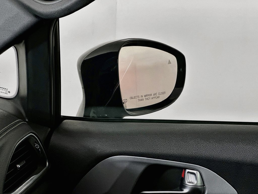 Certified 2025 Chrysler Pacifica Limited FWD image 28