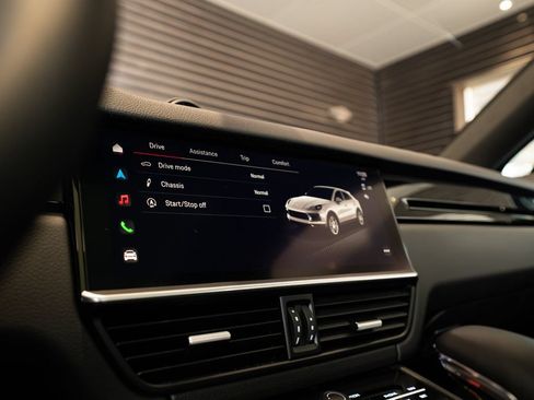 Certified 2023 Porsche Cayenne Coupe AWD/4WD image 17
