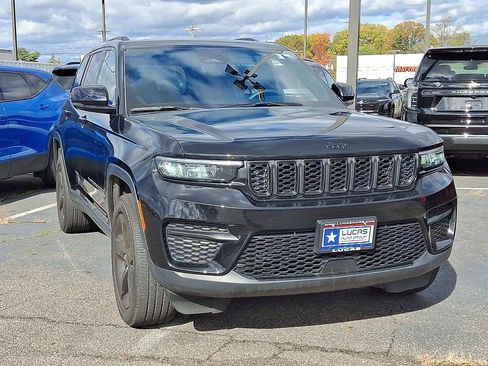 Used 2023 Jeep Grand Cherokee Altitude AWD/4WD image 2