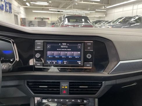 Used 2023 Volkswagen Jetta SE w/ Panoramic Sunroof Package FWD image 21