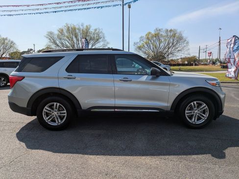 Used 2023 Ford Explorer XLT w/ Equipment Group 202A image 5